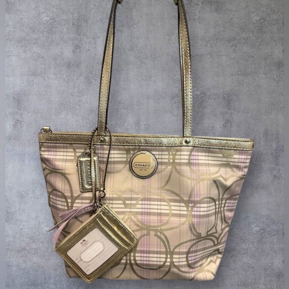 Coach Poppy Tote Bag comes with card holder